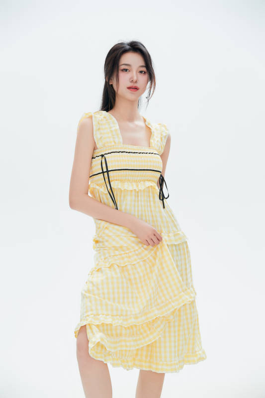 白色背景里的中国女性大学生图片