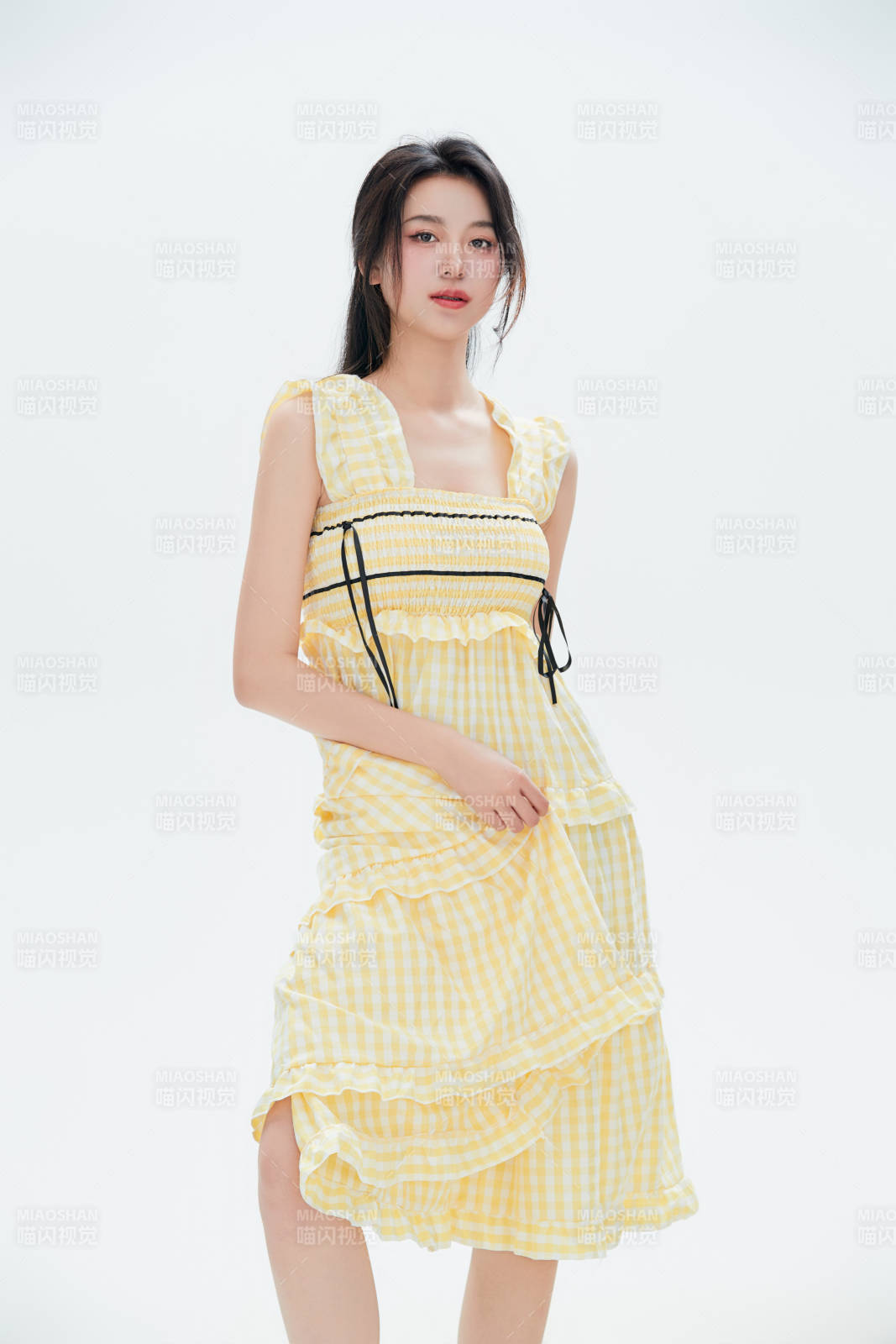 白色背景里的中国女性大学生图片