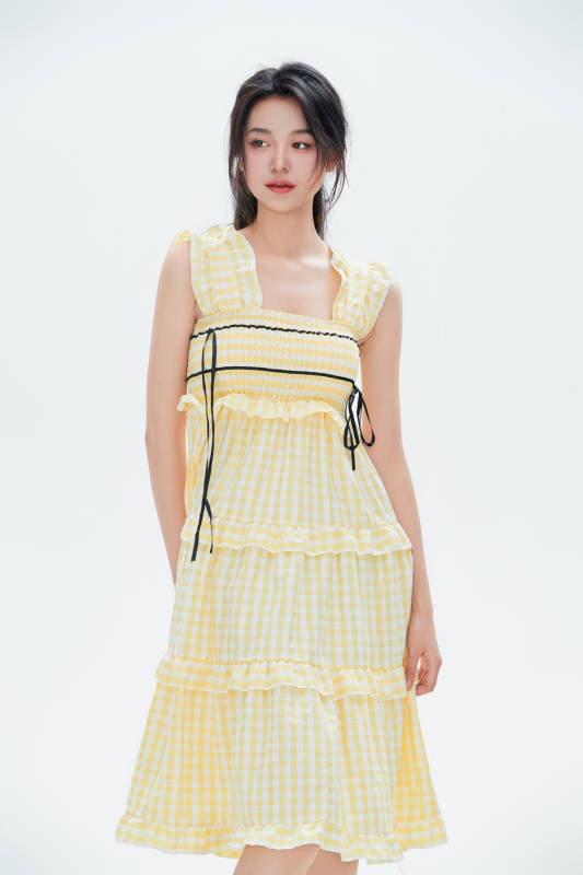 白色背景里的中国女性大学生图片