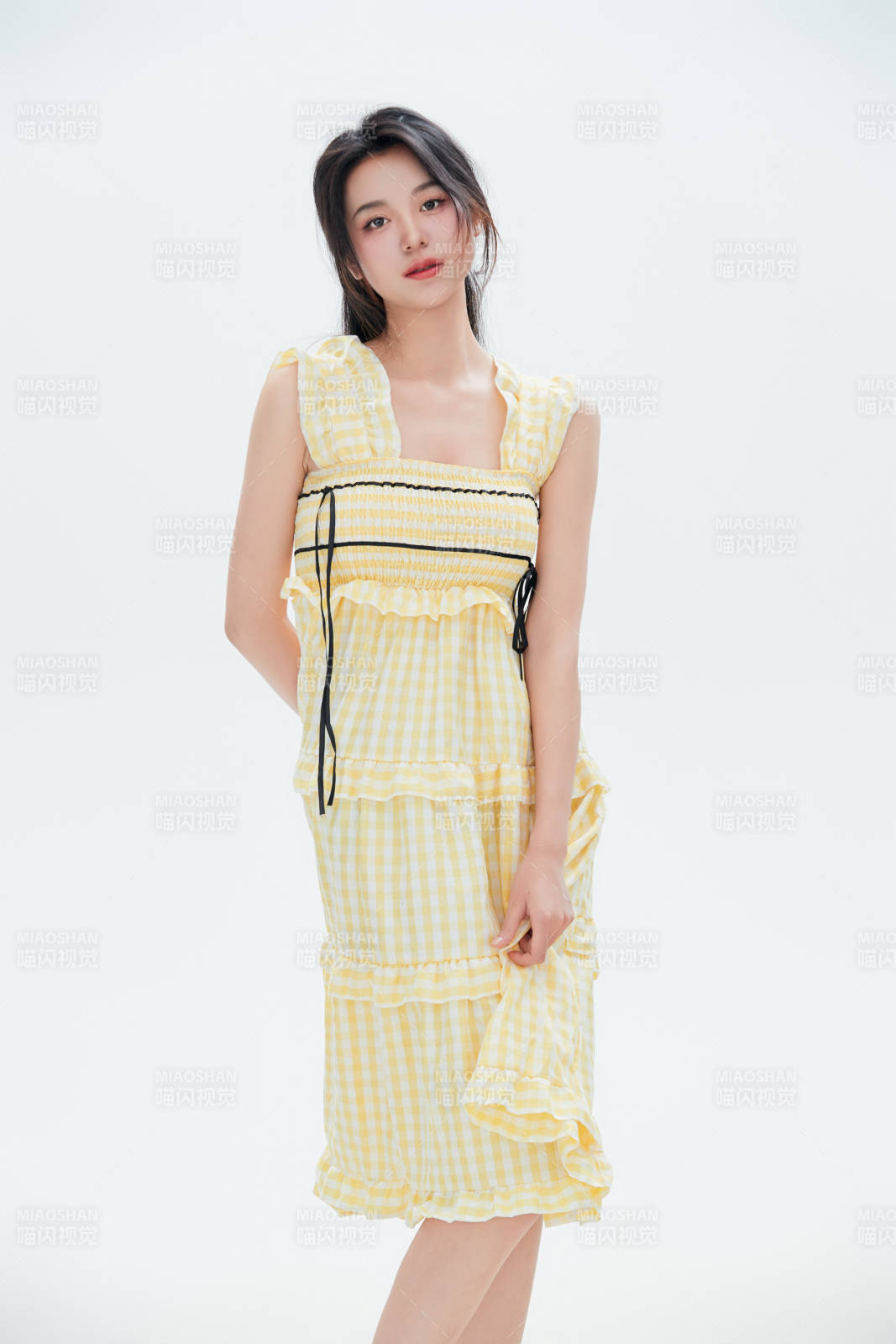 白色背景里的中国女性大学生图片