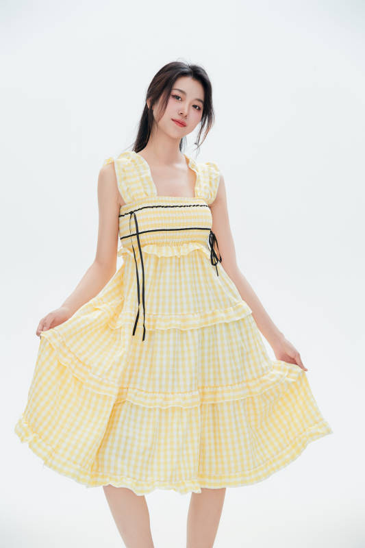 白色背景里的中国女性大学生图片