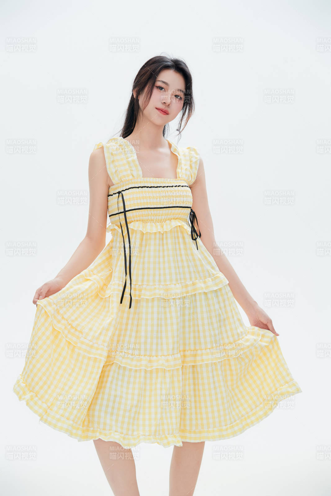 白色背景里的中国女性大学生图片