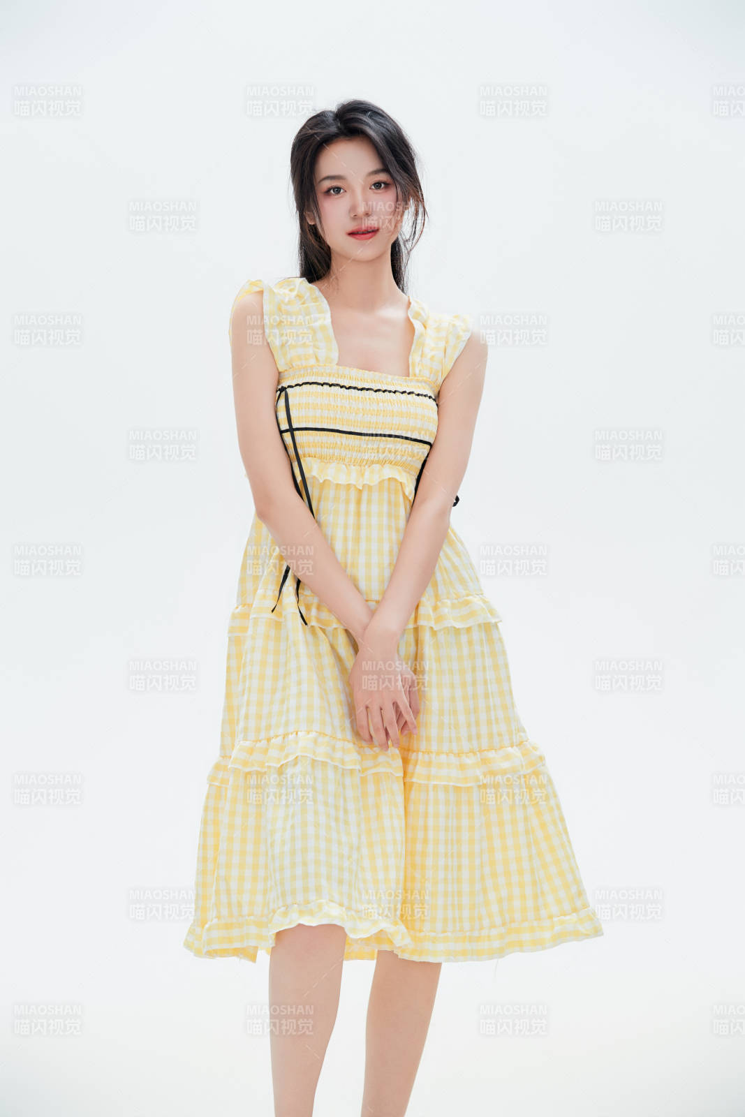 白色背景里的中国女性大学生图片