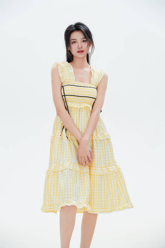 白色背景里的中国女性大学生图片