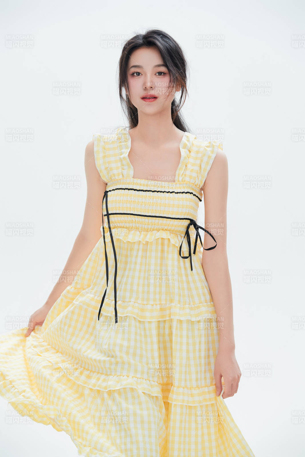 白色背景里的中国女性大学生图片