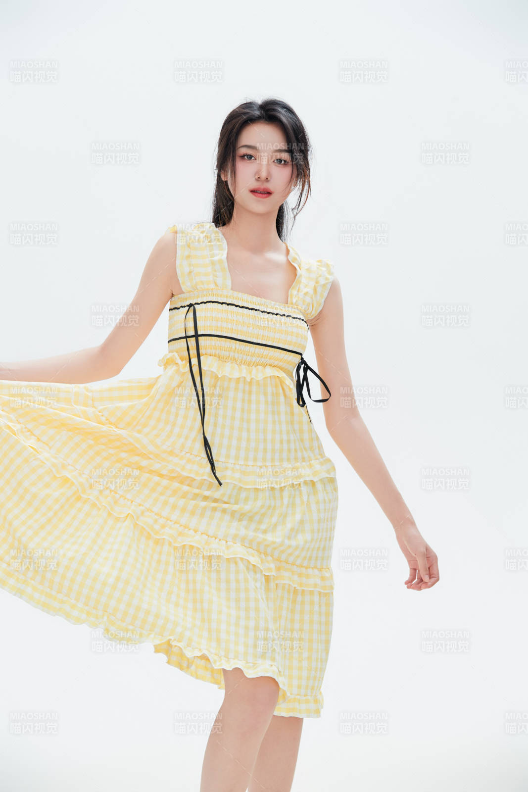 白色背景里的中国女性大学生图片