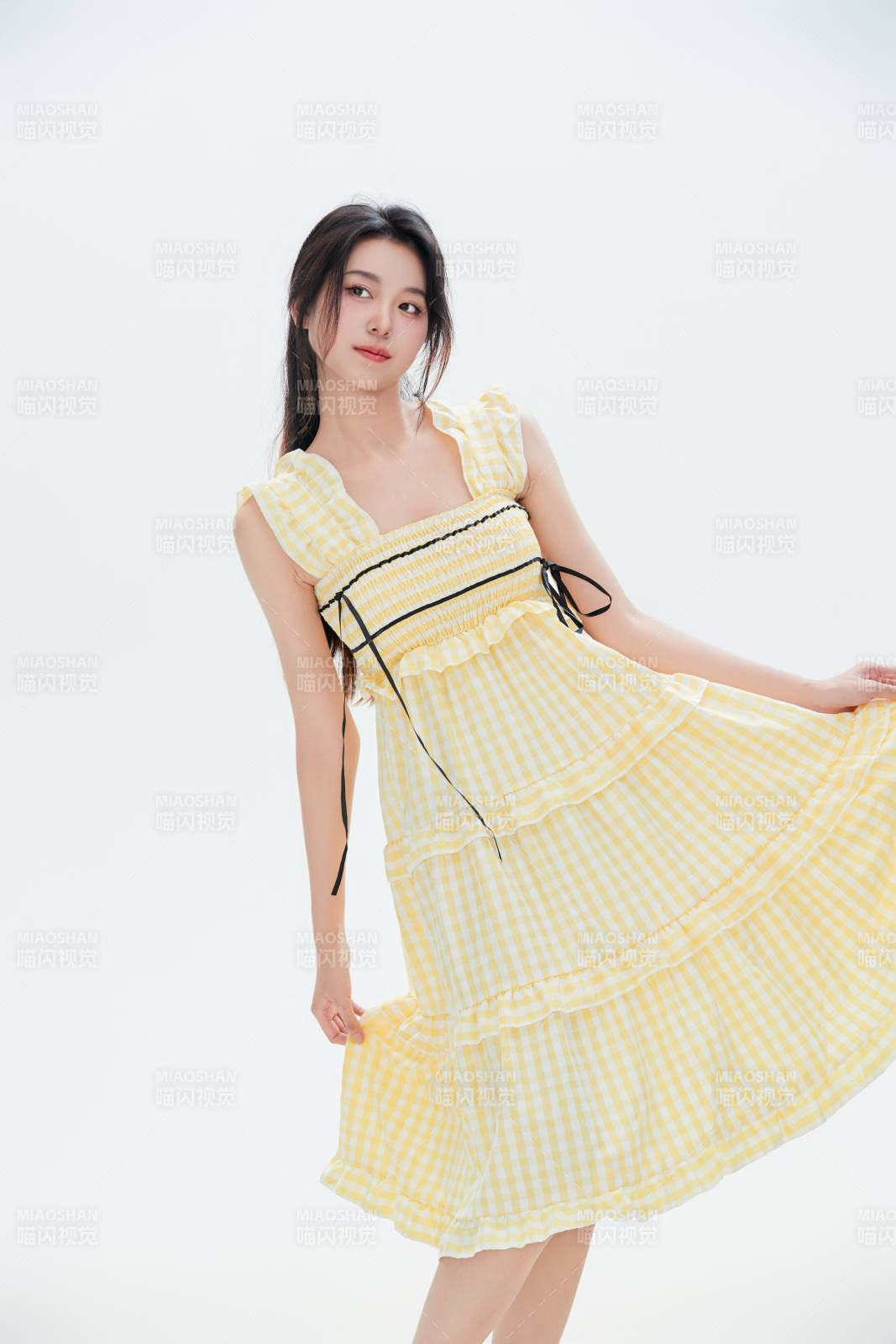 白色背景里的中国女性大学生图片