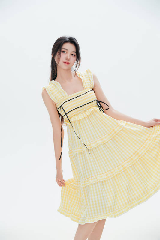 白色背景里的中国女性大学生图片