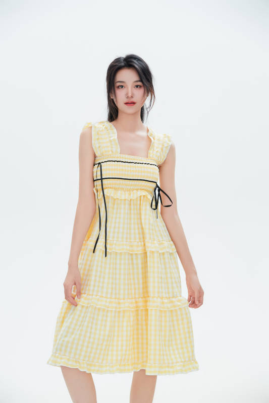 白色背景里的中国女性大学生图片