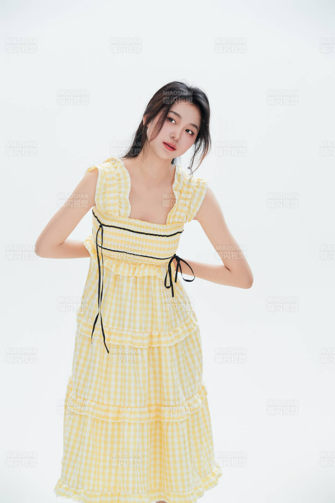 白色背景里的中国女性大学生图片