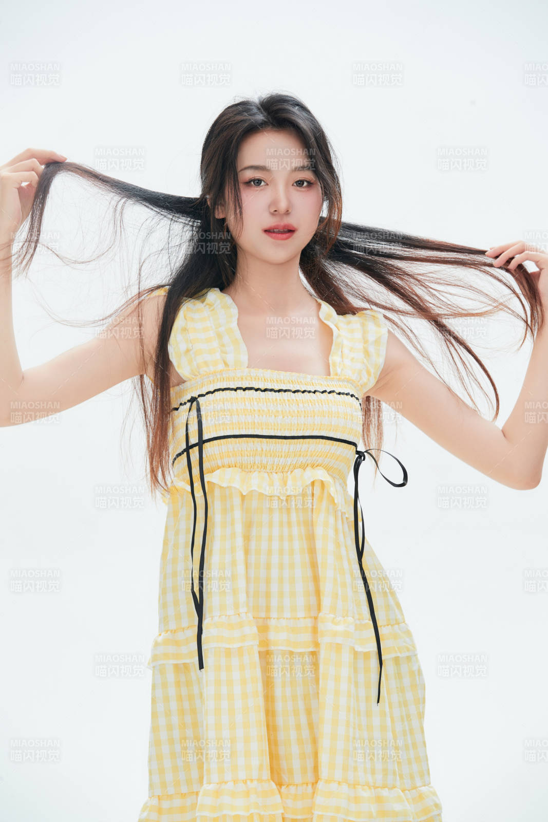 白色背景里的中国女性大学生图片