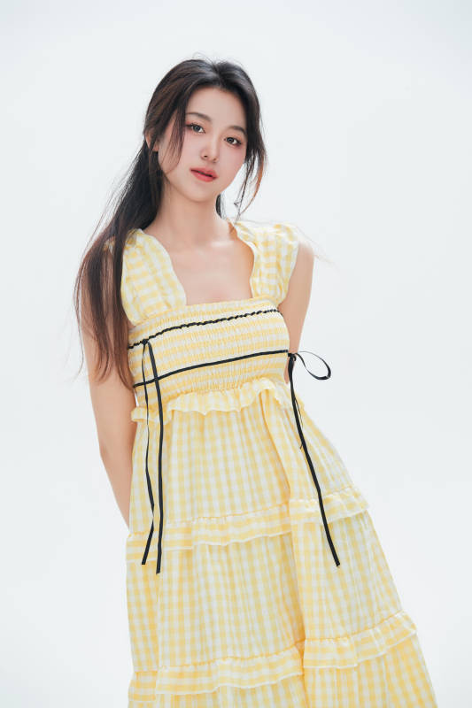 白色背景里的中国女性大学生图片