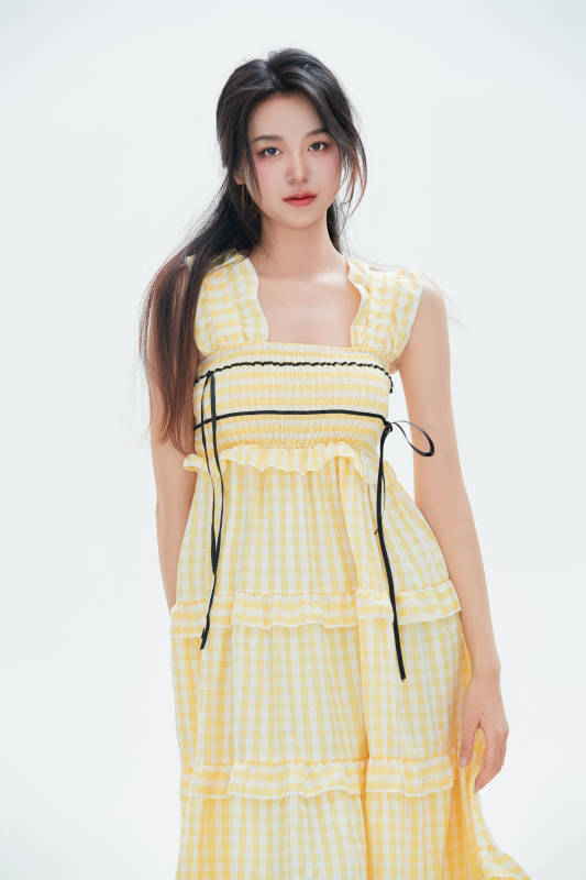 白色背景里的中国女性大学生图片