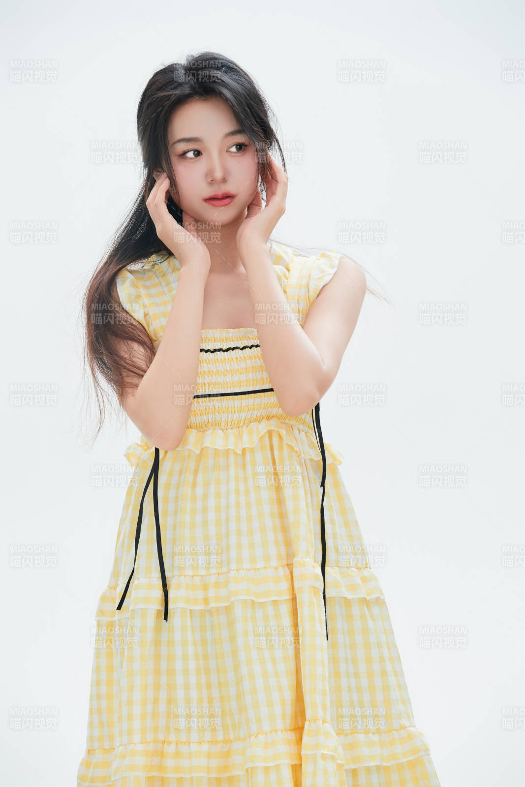 白色背景里的中国女性大学生图片