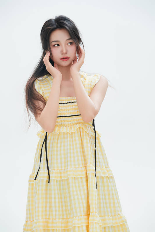 白色背景里的中国女性大学生图片