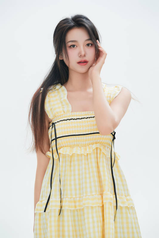 白色背景里的中国女性大学生图片