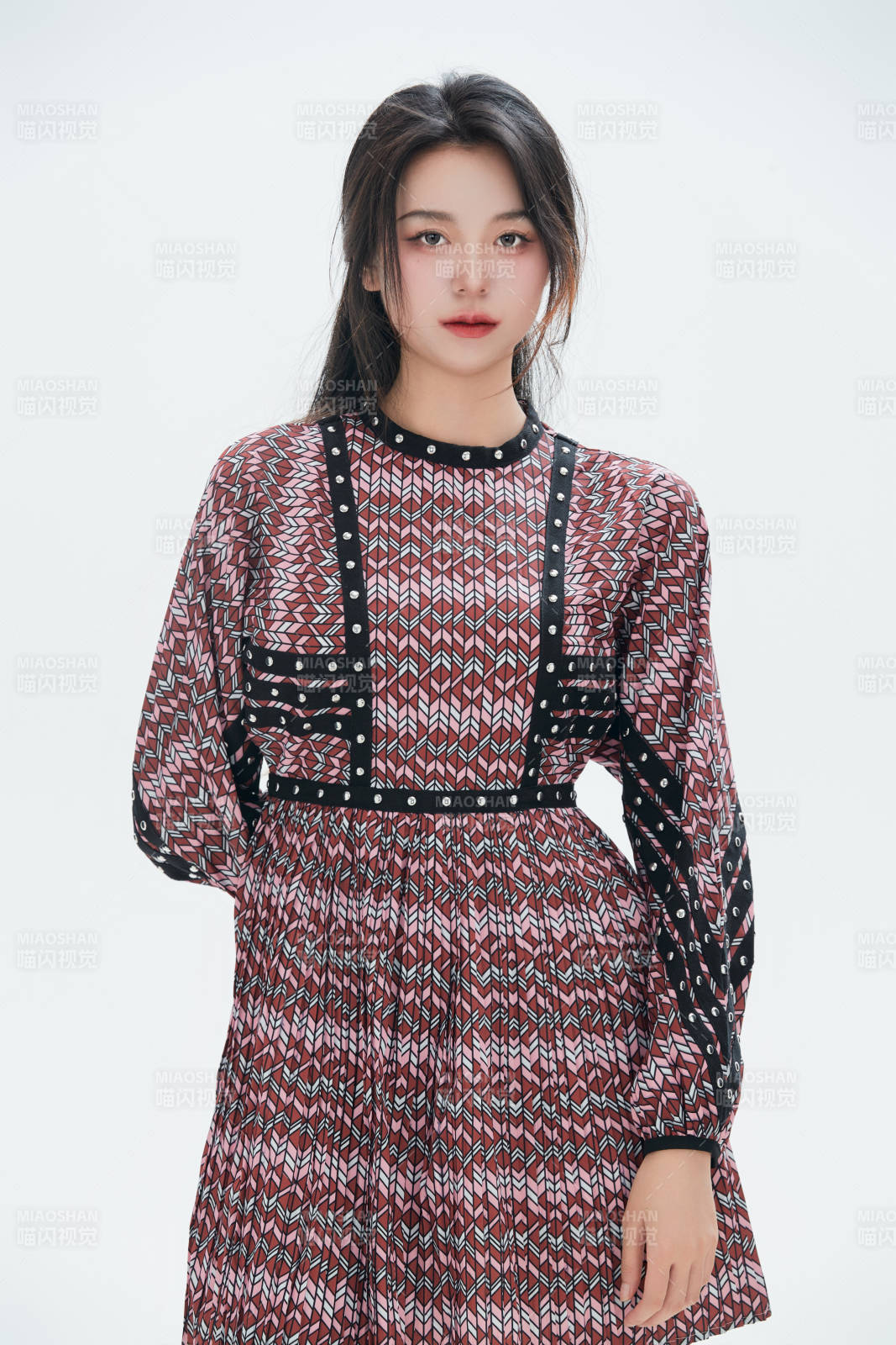 白色背景里的中国女性大学生图片