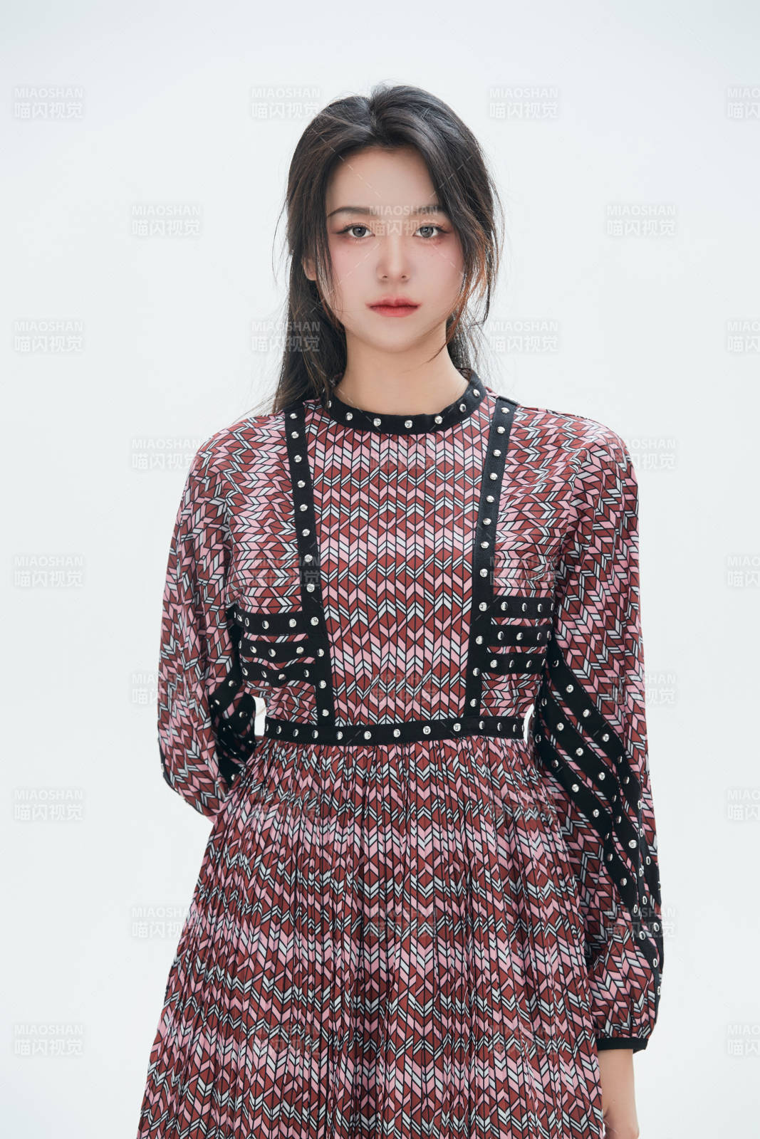 白色背景里的中国女性大学生图片