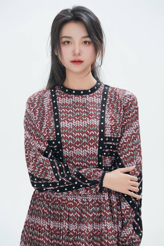 白色背景里的中国女性大学生图片