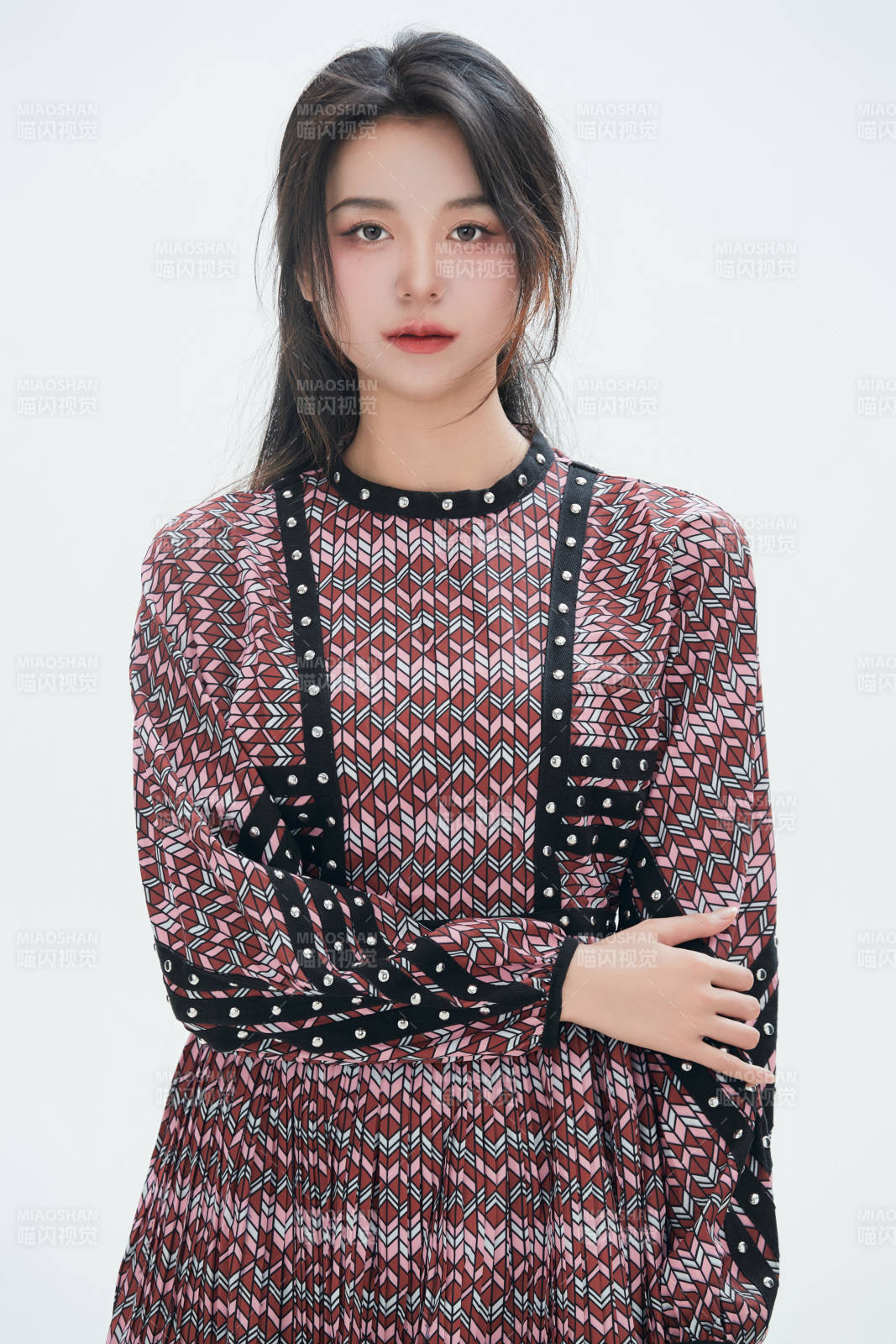 白色背景里的中国女性大学生图片