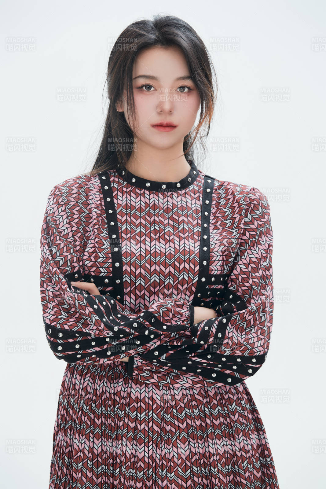 白色背景里的中国女性大学生图片