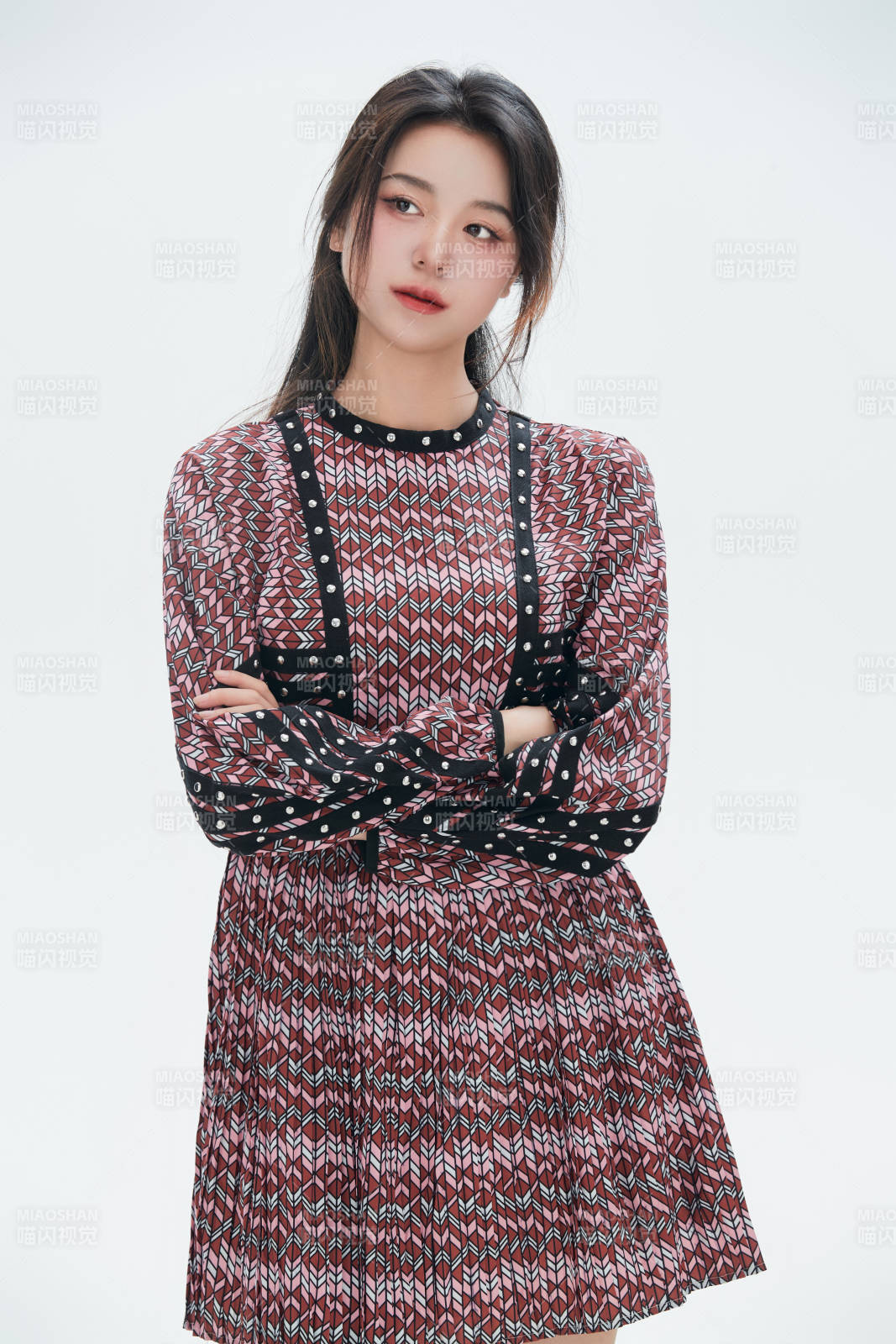 白色背景里的中国女性大学生图片