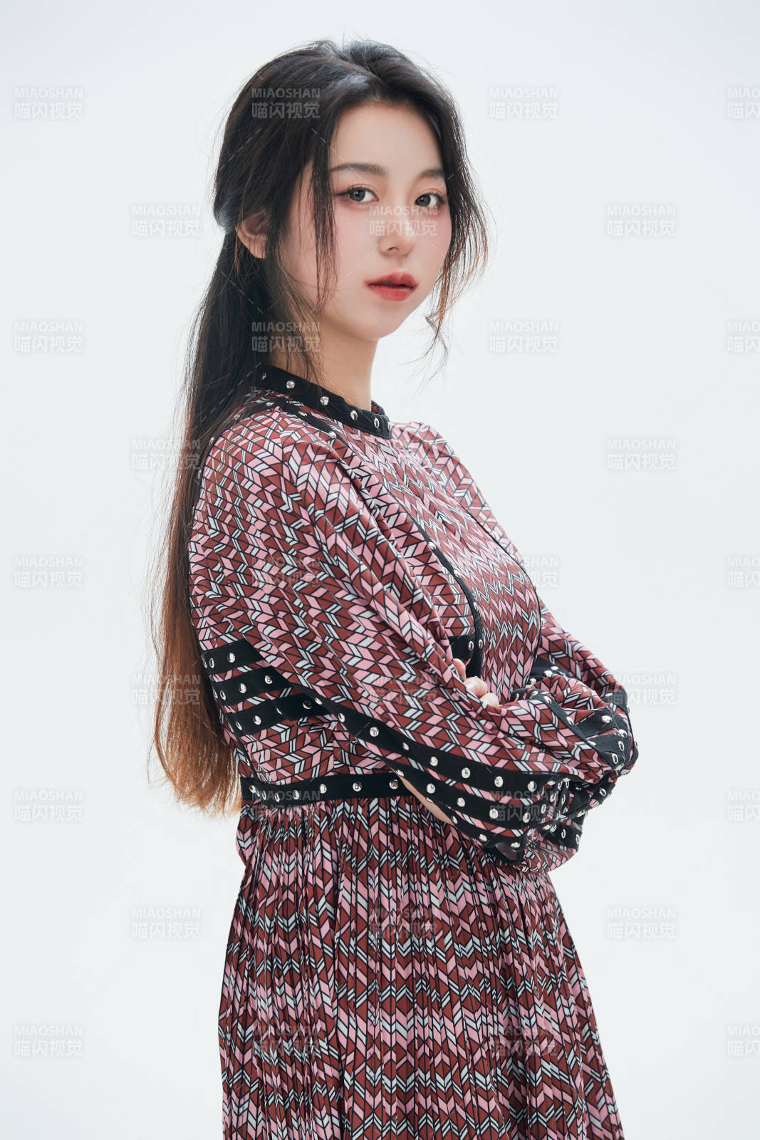 白色背景里的中国女性大学生图片