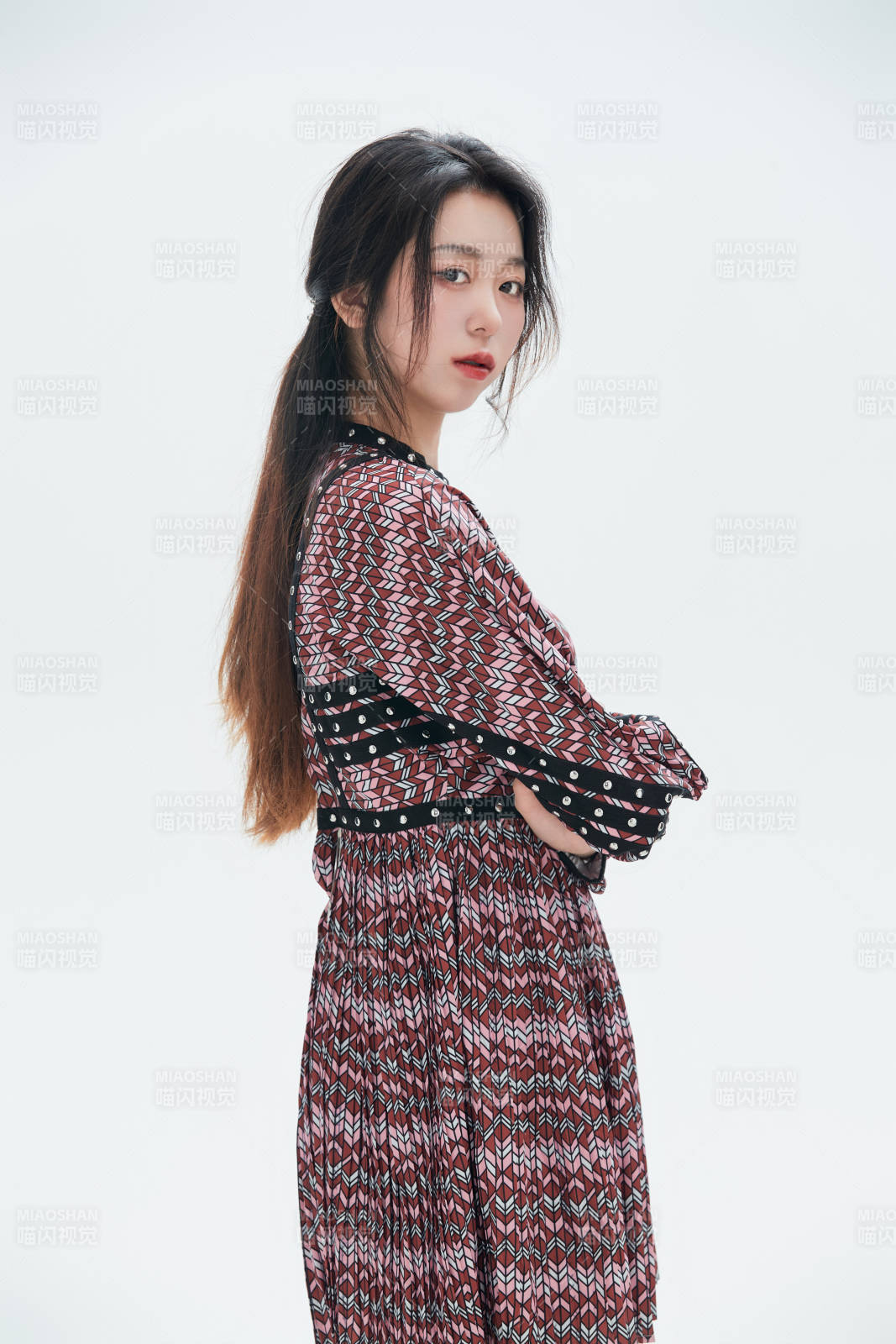 白色背景里的中国女性大学生图片