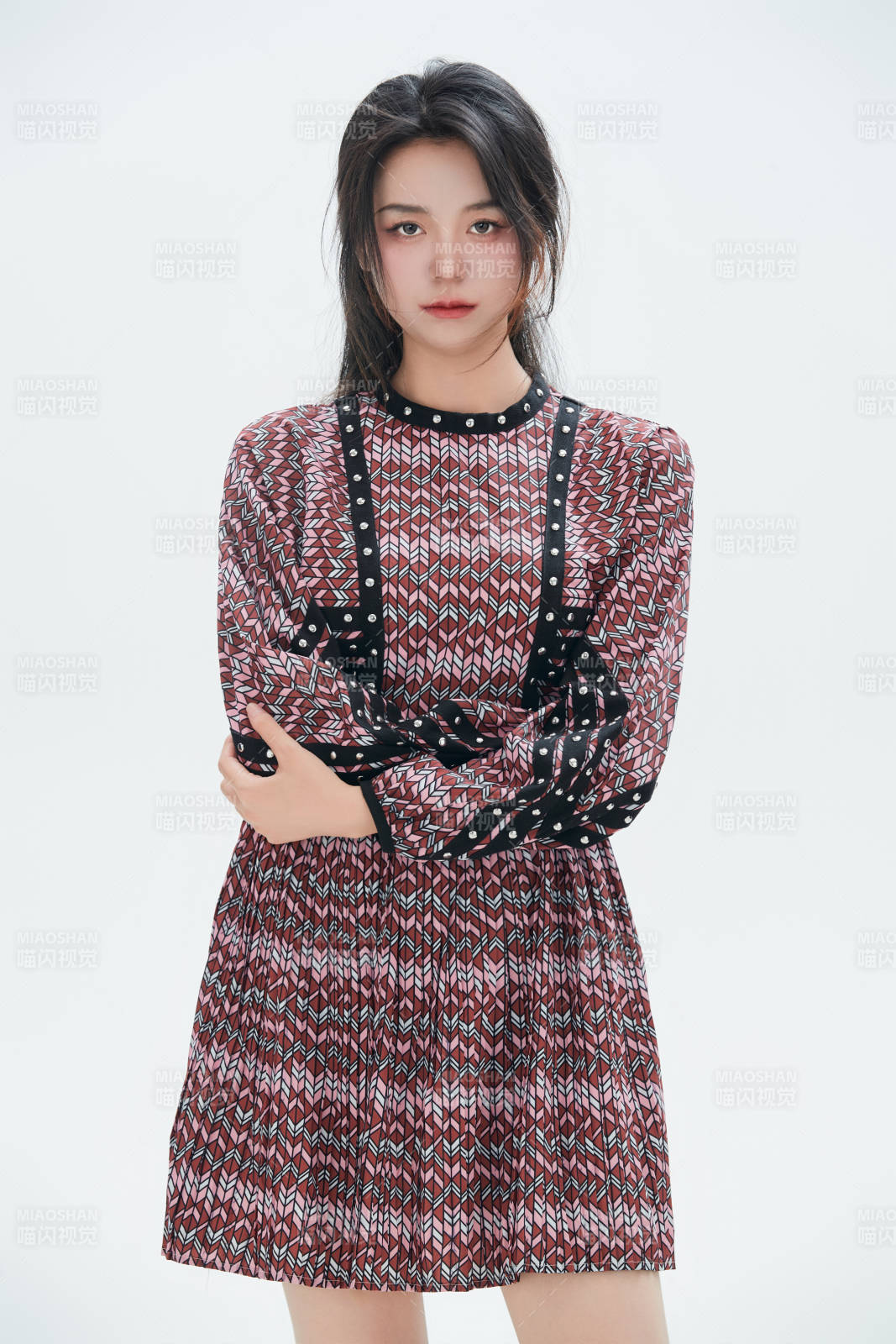 白色背景里的中国女性大学生图片