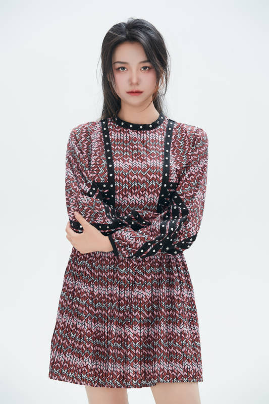 白色背景里的中国女性大学生图片