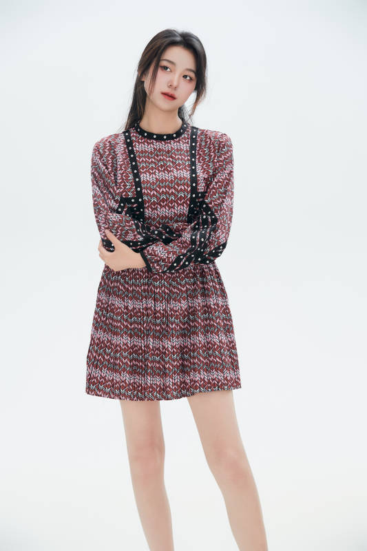 白色背景里的中国女性大学生图片