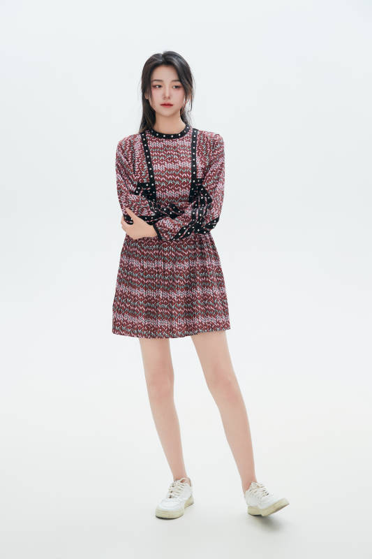 白色背景里的中国女性大学生图片