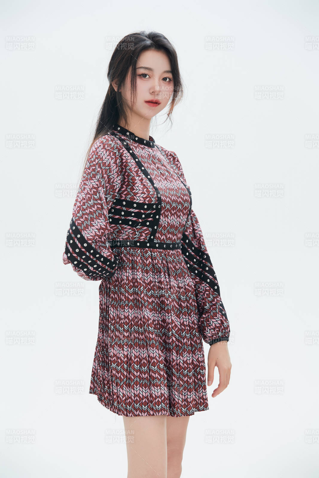 白色背景里的中国女性大学生图片