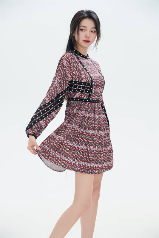 白色背景里的中国女性大学生图片