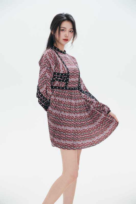 白色背景里的中国女性大学生图片