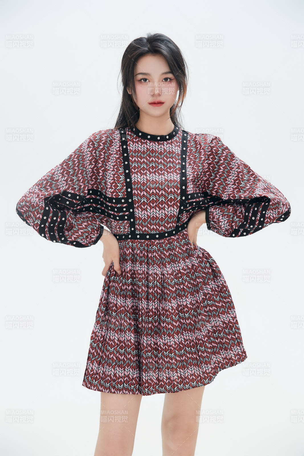 白色背景里的中国女性大学生图片