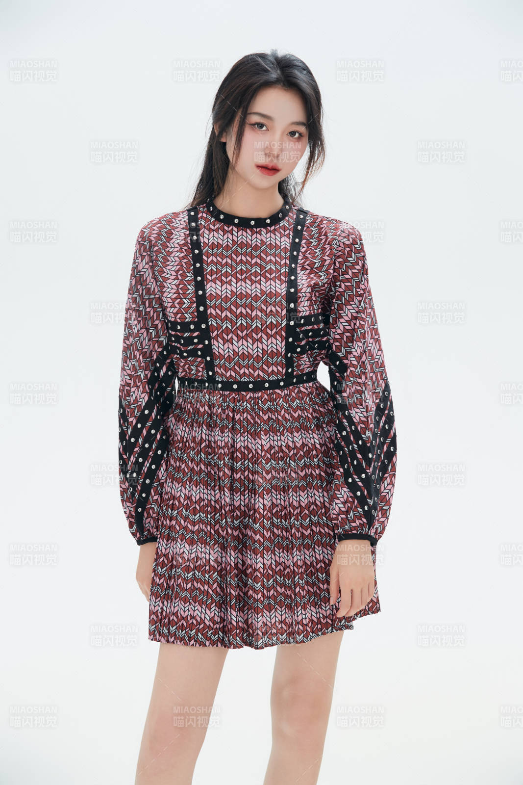 白色背景里的中国女性大学生图片