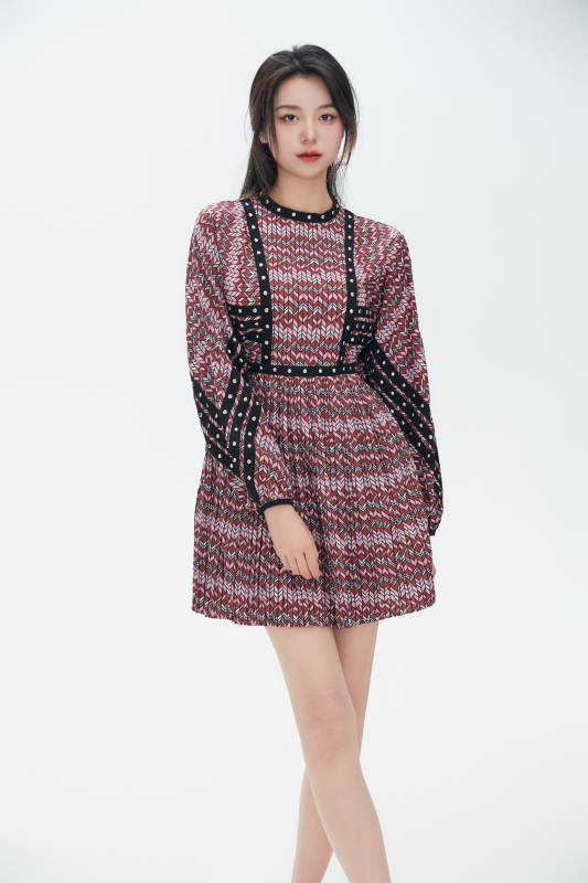 白色背景里的中国女性大学生图片