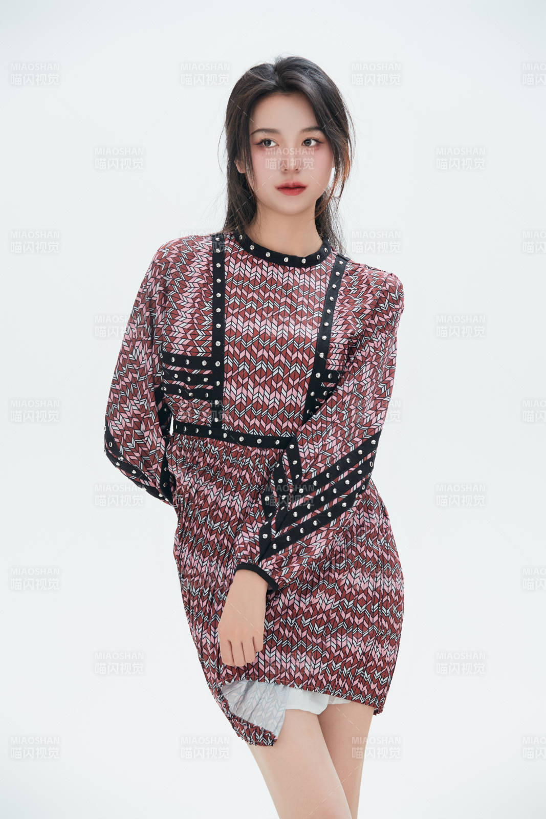 白色背景里的中国女性大学生图片