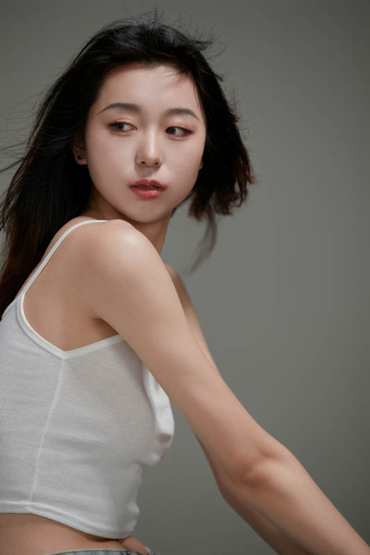 年轻活力亚洲年轻女性形象图片