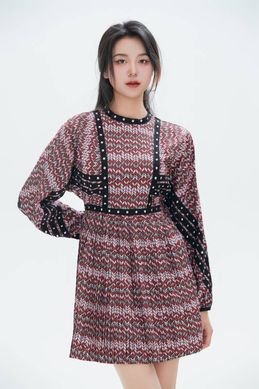 白色背景里的中国女性大学生图片