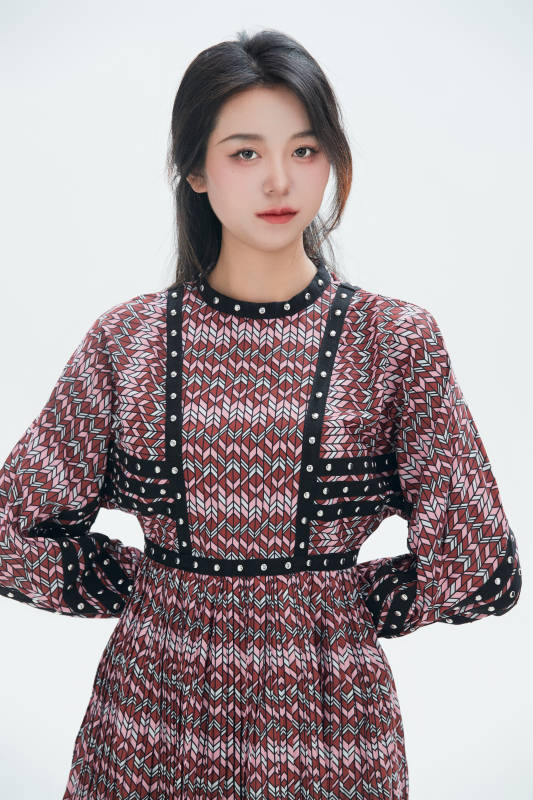 白色背景里的中国女性大学生图片