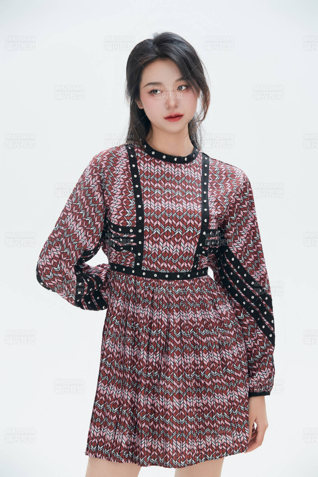 白色背景里的中国女性大学生图片