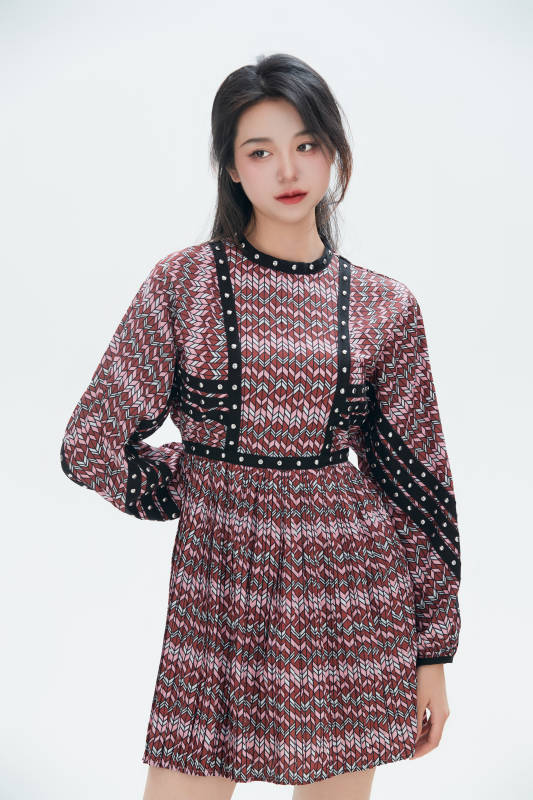 白色背景里的中国女性大学生图片