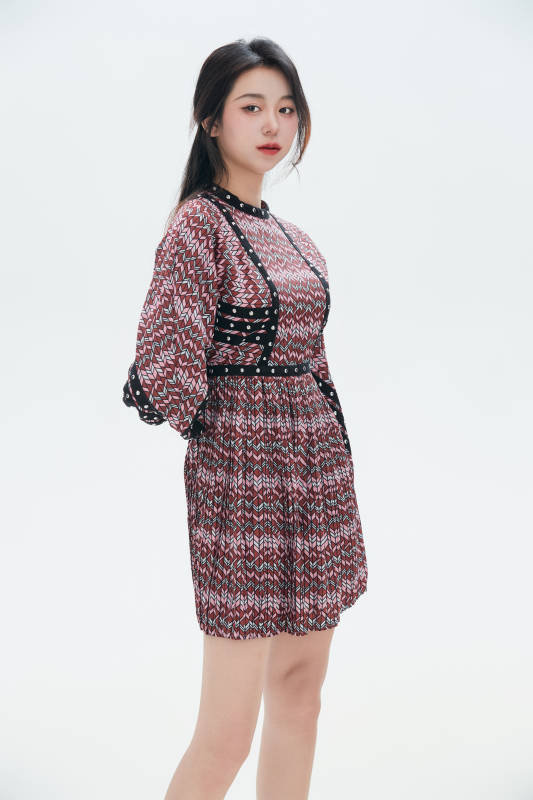 白色背景里的中国女性大学生图片