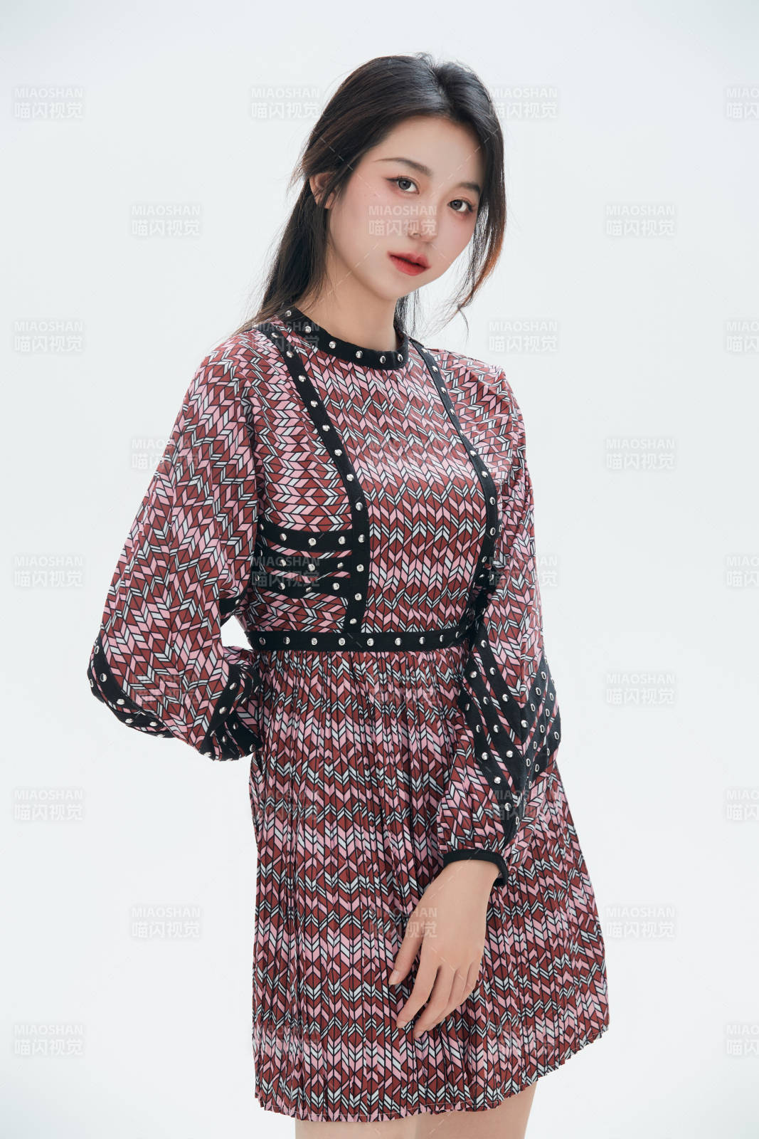 白色背景里的中国女性大学生图片