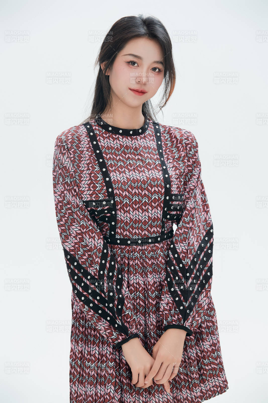 白色背景里的中国女性大学生图片