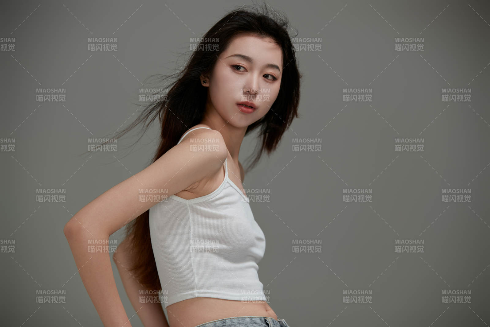 年轻活力亚洲年轻女性形象图片