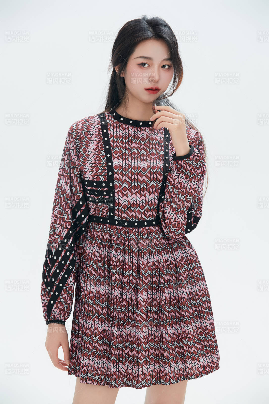 白色背景里的中国女性大学生图片