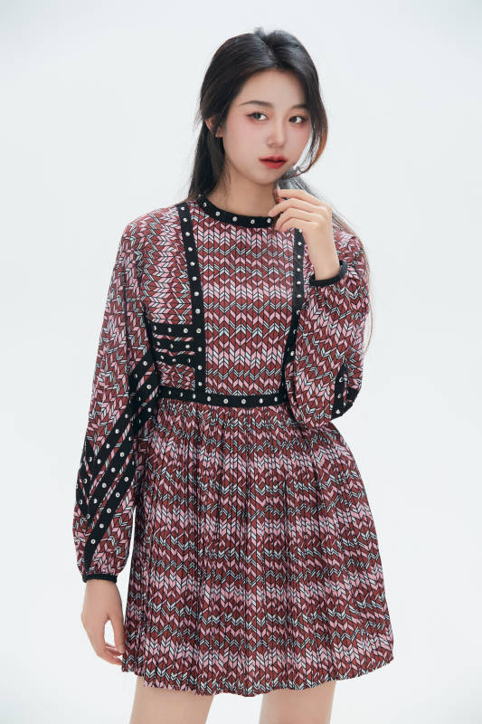 白色背景里的中国女性大学生图片